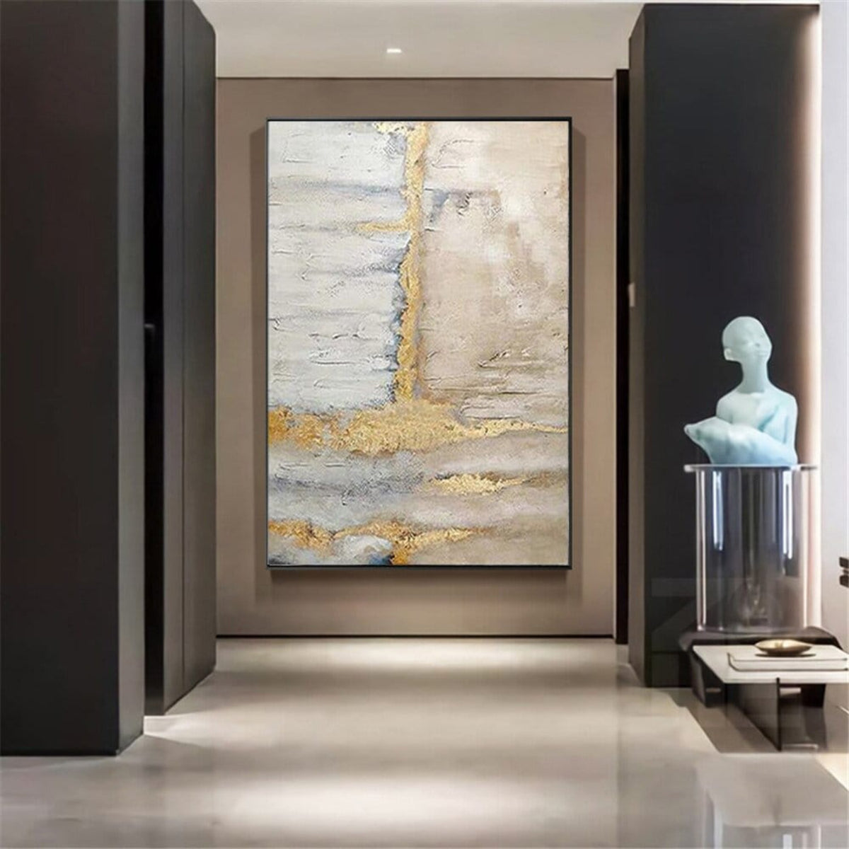 Room mockup. A rough gold-coloured vertical ridge crosses pale cream and grey horizontal scraped textures with shorter gold bands below.